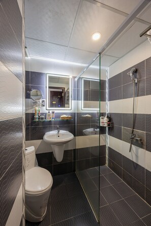 ห้องแฟมิลี่ | ห้องน้ำ | ฝักบัว, ของใช้ในห้องน้ำฟรี, ไดร์เป่าผม, เสื้อคลุมอาบน้ำ