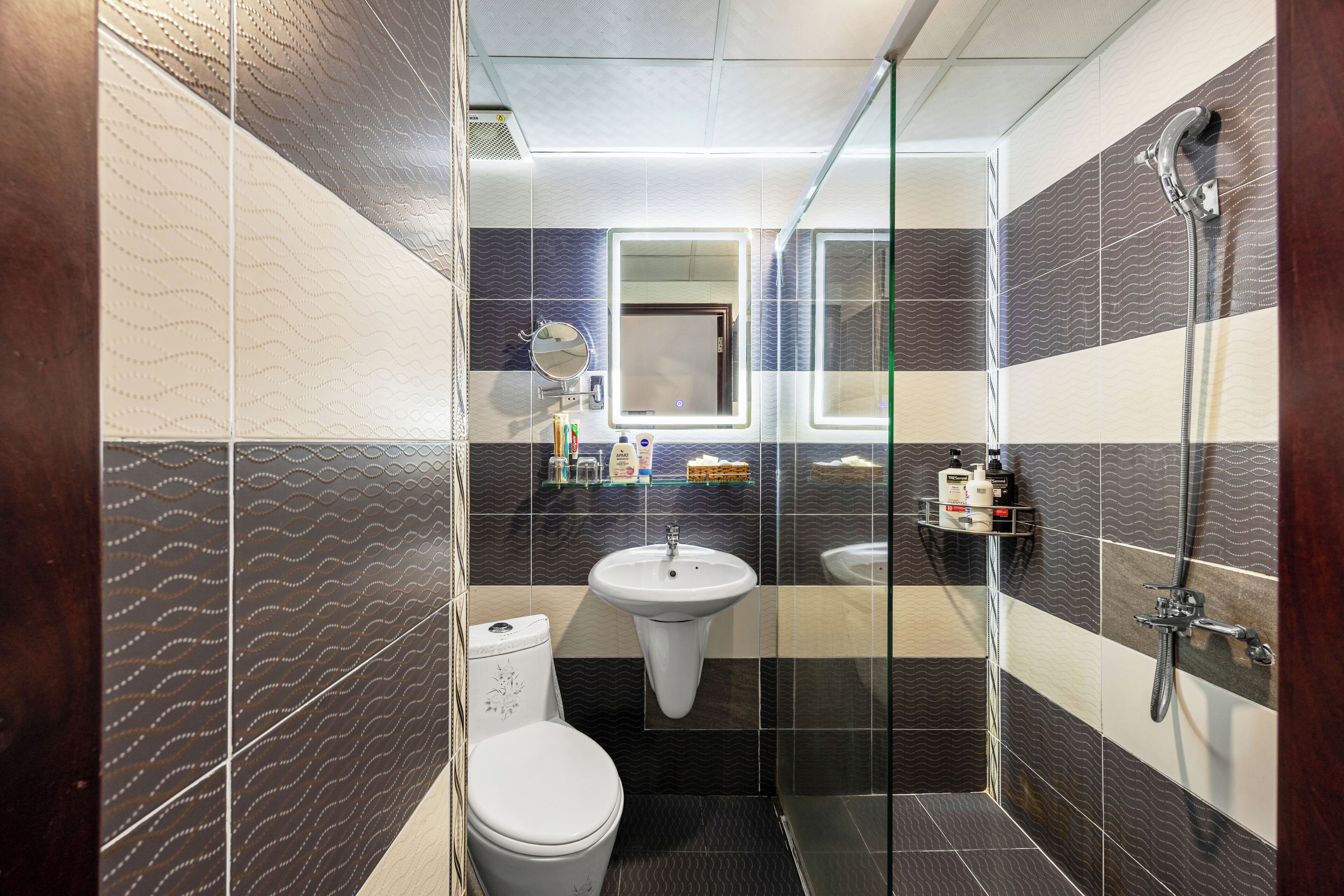 Family Room | Bathroom | Shower, free toiletries, hair dryer, bathrobes