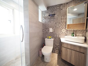Departamento familiar | Baño | Pantuflas y toallas 