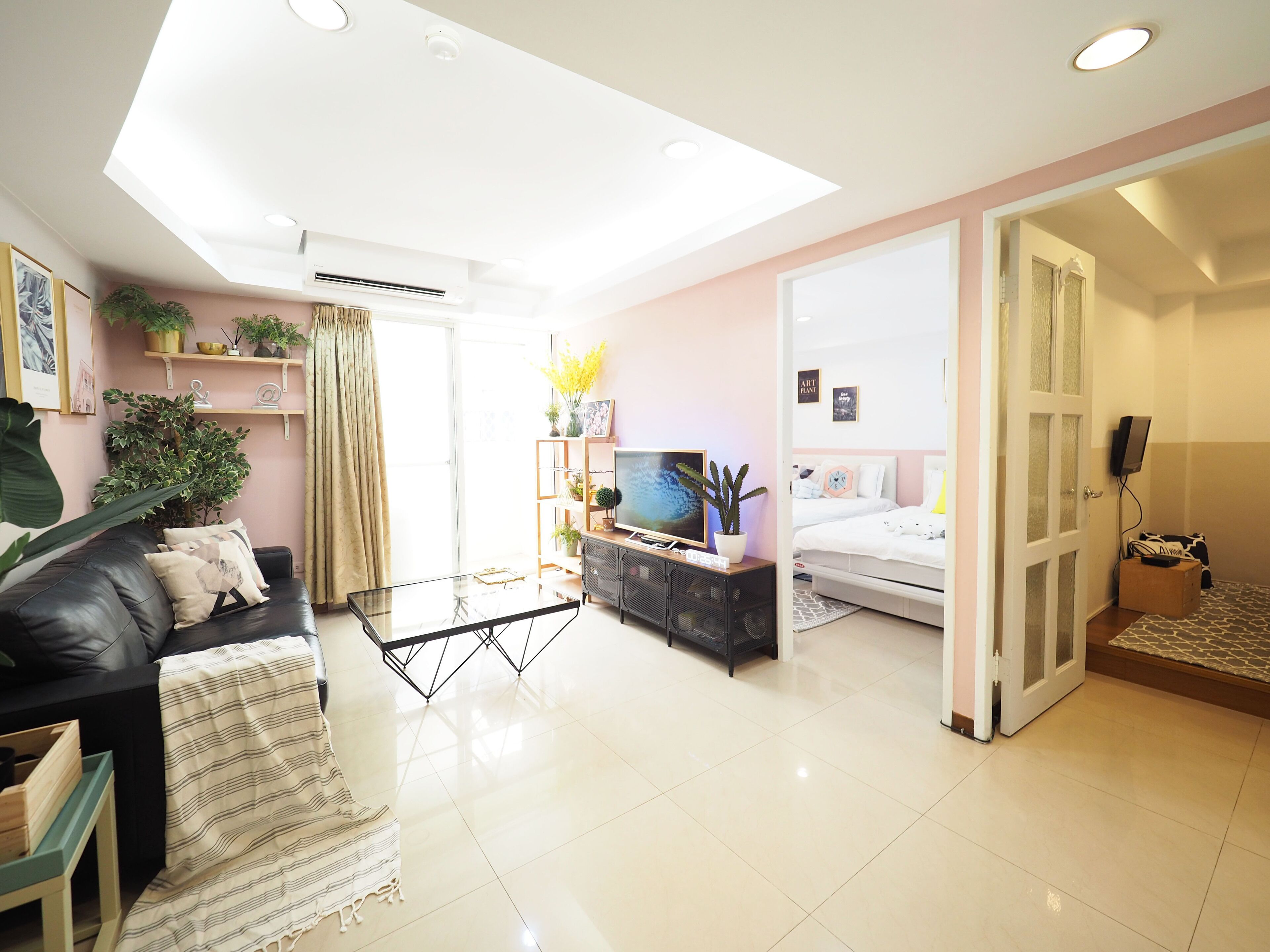2BD MRT exit 2 minute | Living area | Flat-screen TV