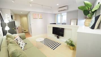 HOT!Simple style 1 minute to MRT Station | Blackout drapes, iron/ironing board, free WiFi, bed sheets