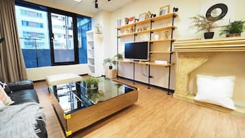 SOGO Dept. 2min+Zhongxiao Fuxing MRT | Living area | Flat-screen TV