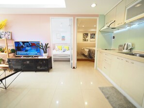 2BD MRT exit 2 minute | Living area | Flat-screen TV - SOGO Dept. Zhongxiao Fuxing MRT (Taipei)