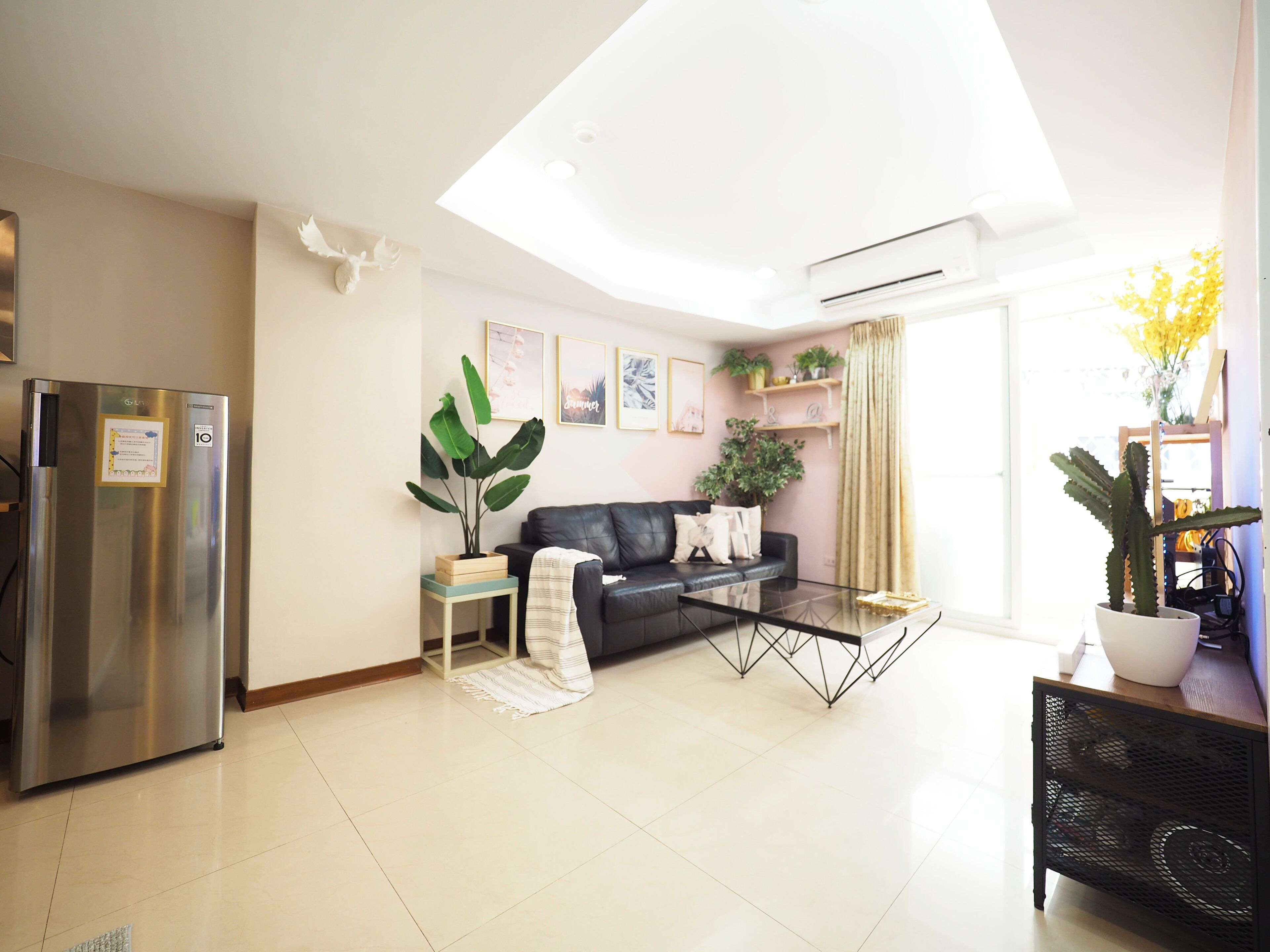 2BD MRT exit 2 minute | Living area | Flat-screen TV