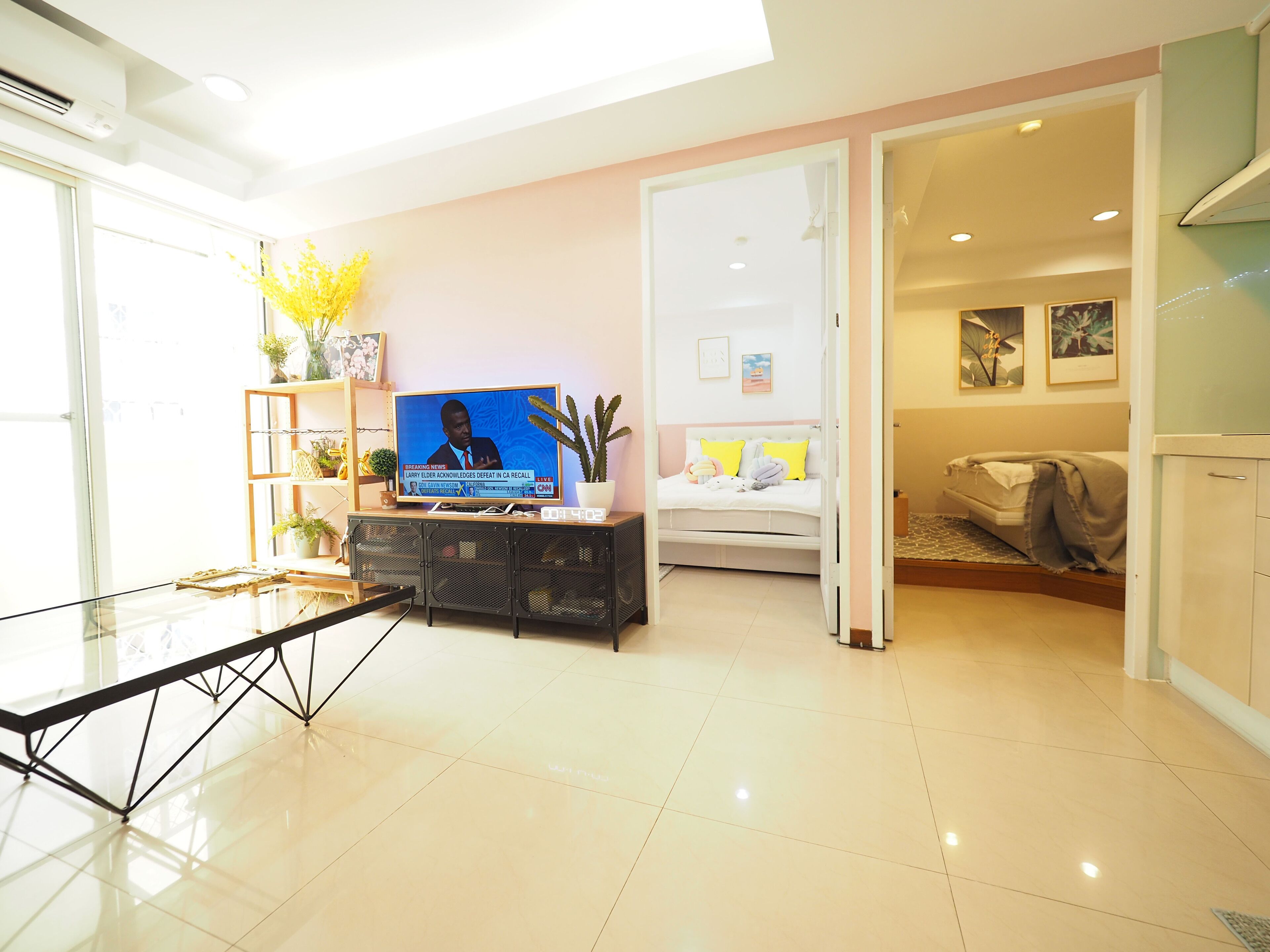 2BD MRT exit 2 minute | Living area | Flat-screen TV