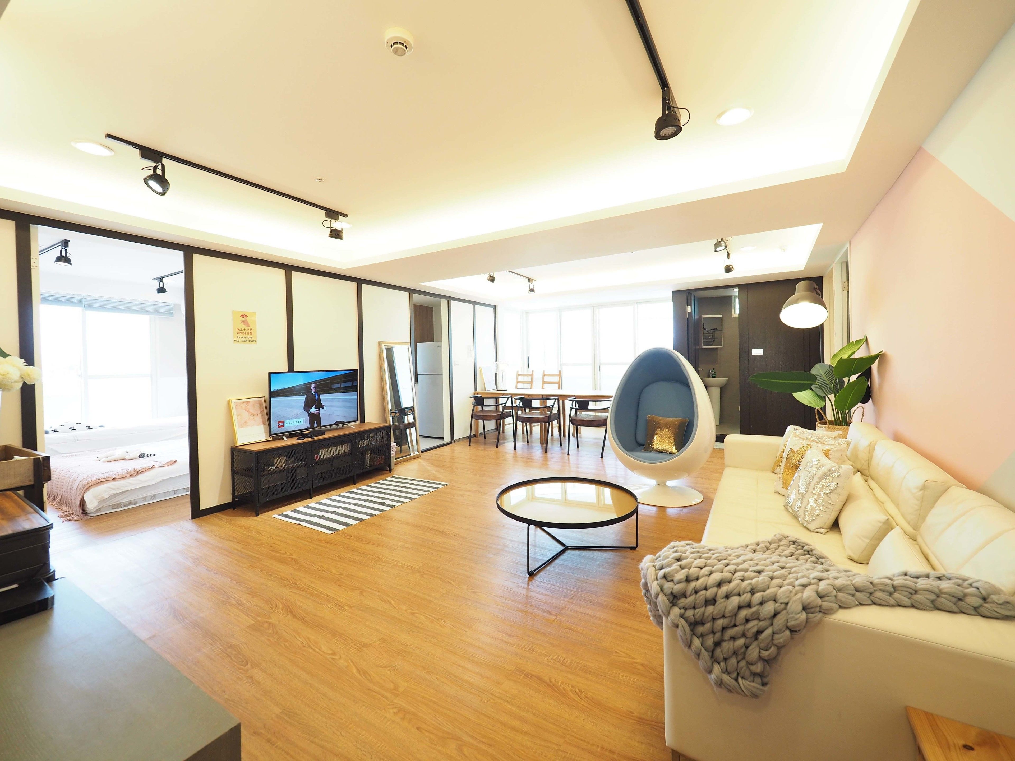 SOGO Dept.1min+Zhongxiao Fuxing MRT 10ppl stay | Blackout drapes, iron/ironing board, free WiFi, bed sheets