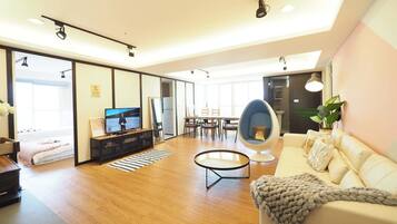 SOGO Dept.1min+Zhongxiao Fuxing MRT 10ppl stay | Blackout drapes, iron/ironing board, free WiFi, bed sheets