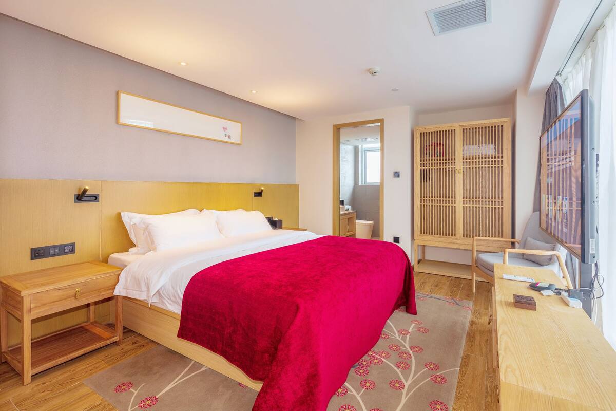 Executive Suite (Mainland China Citizens Only) | Desk, blackout curtains, free WiFi