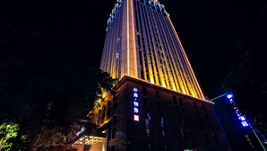 Front of property – evening/night - Qianna Hotel Beihai High-speed Railway Station Branch (Beihai)