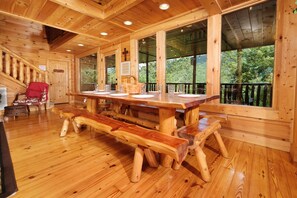 Dining - WINTER SPECIAL! HILLSONG HEAVEN, DOGS OK!  5 BEDROOM SUITES! 4 KINGS! 2 ACRES! (Sevierville)