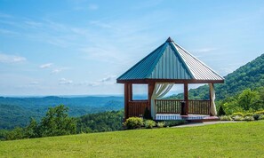 Property grounds - WINTER SPECIAL! HILLSONG HEAVEN, DOGS OK!  5 BEDROOM SUITES! 4 KINGS! 2 ACRES! (Sevierville)