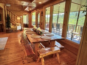 Dining - HILLSONG HEAVEN, DOGS OK!  5 KING SUITES! 4 KINGS! 2 ACRES! (Sevierville)