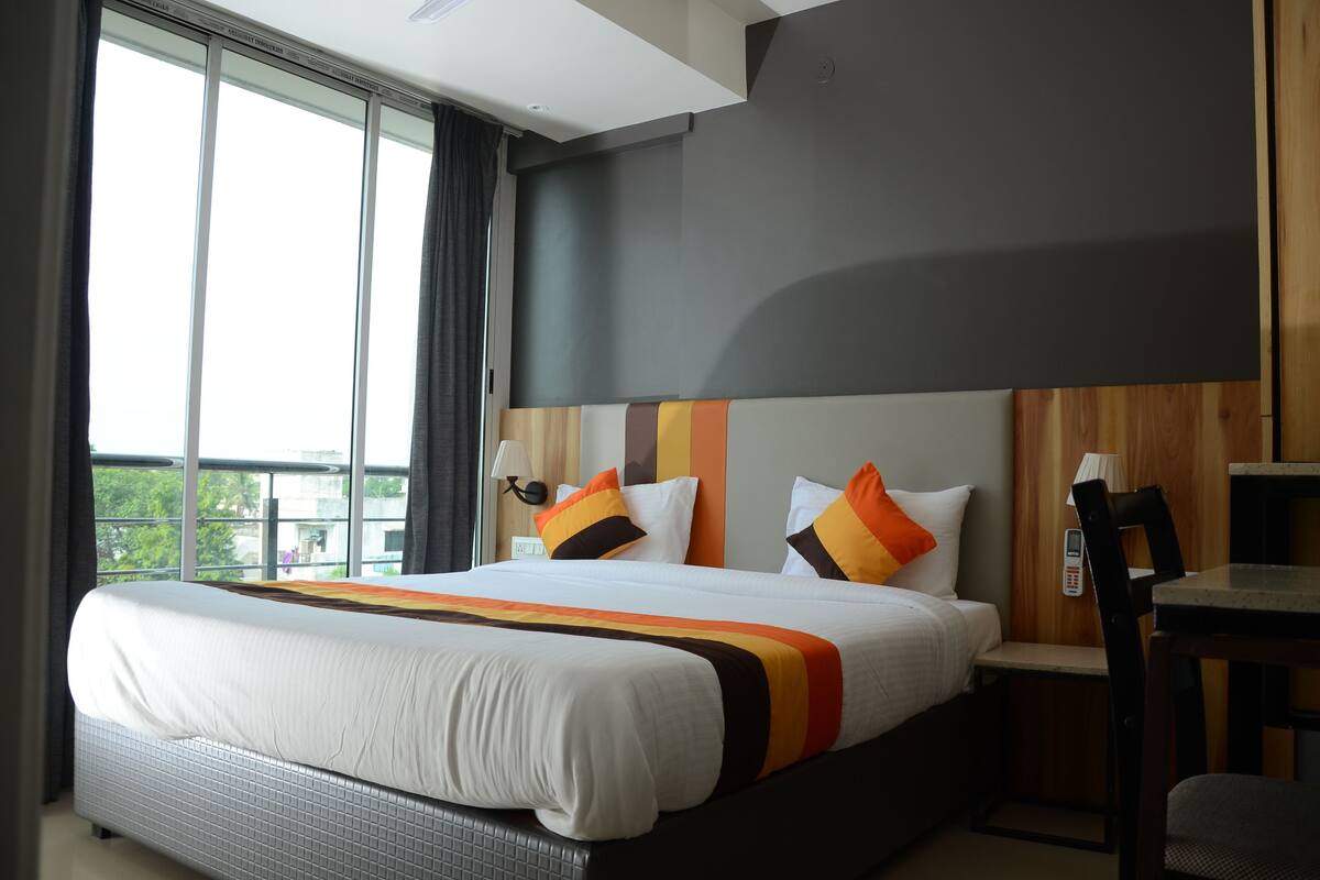 Desk, free WiFi, individually furnished, bed sheets