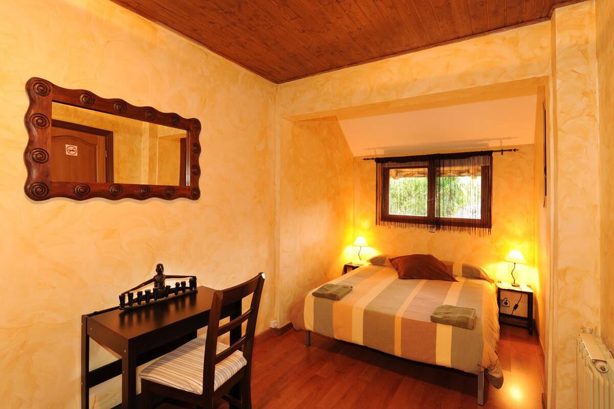 Double Room | Down duvets, desk, laptop workspace, cots/infant beds