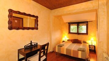 Kamar Double | Selimut bulu angsa dan didekorasi berbeda-beda