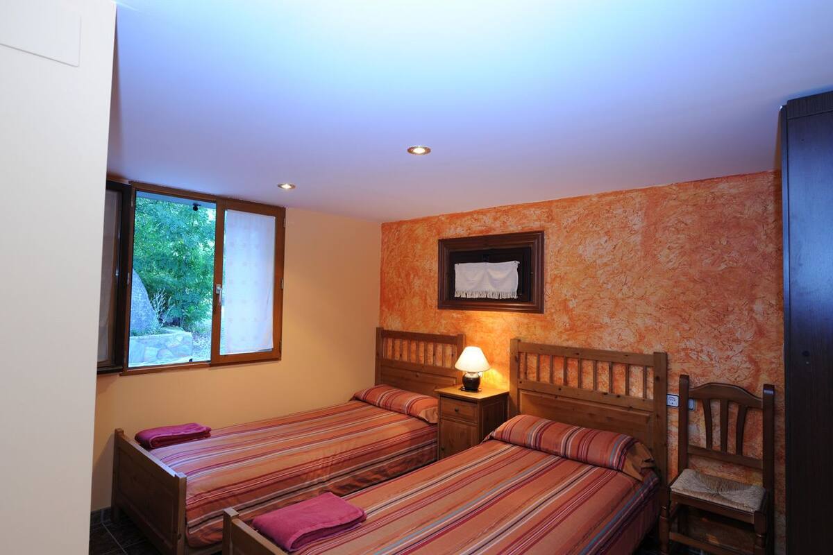 Twin Room | Down duvets, desk, laptop workspace, cots/infant beds