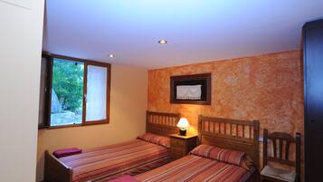 Down duvets, individually decorated, individually furnished, desk