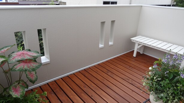 A wooden deck with a white bench and a wall with three rectangular windows. - Family Lodge Hatagoya Tsuyama (Tsuyama)