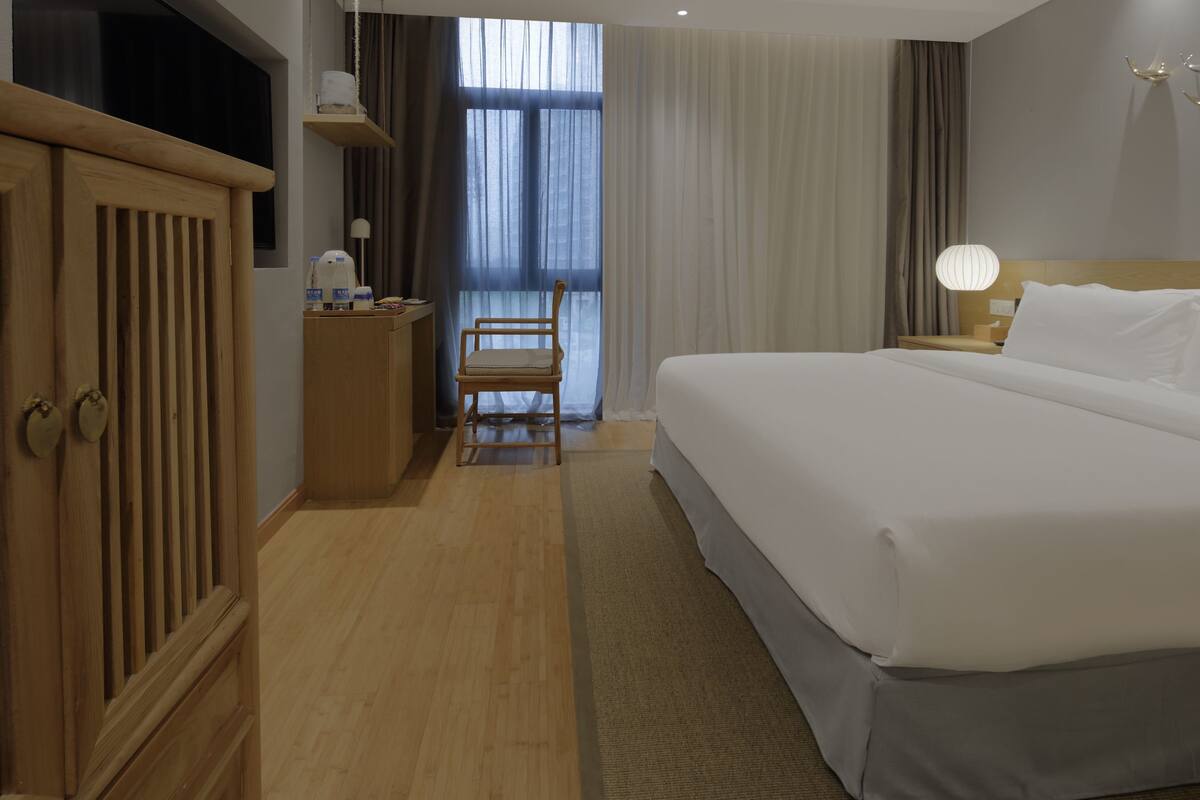 Kamar Double Standar | Meja kerja, tirai kedap cahaya, Wi-Fi gratis, dan seprai linen