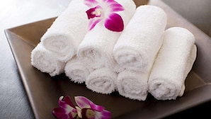 Shower, perlengkapan mandi gratis, pengering rambut, dan sandal
