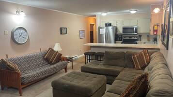 Fernseher, Kamin, DVD-Player