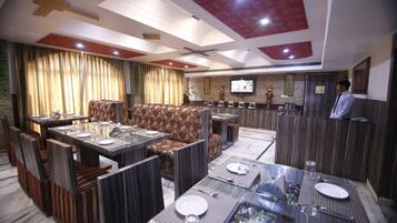 Se sirven desayunos, almuerzos y cocina india (con vistas al jardín)