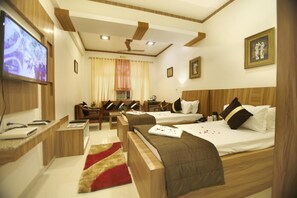 Laptop workspace, soundproofing, rollaway beds, free WiFi - Hotel Sheetal Regency (Mathura)
