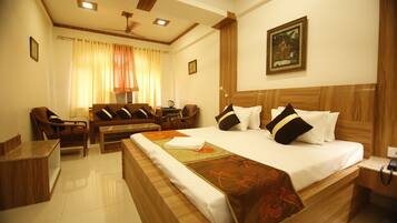 Habitación de lujo con 1 cama doble o 2 individuales, vistas a la ciudad | Espacio para trabajar con un portátil y sistema de insonorización