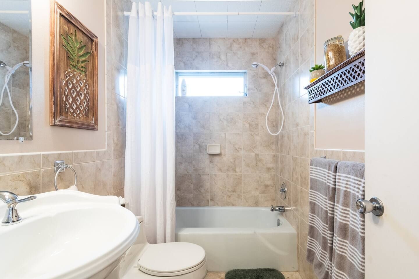 Une salle de bain avec une baignoire, des toilettes et un lavabo.