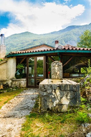 Exterior detail - La Mandra (Morino)