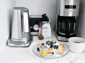 Kjøleskap, mikrobølgeovn, ovn og kaffetrakter/tekoker
