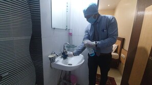 Regadera, amenidades de baño gratuitas, toallas, jabón