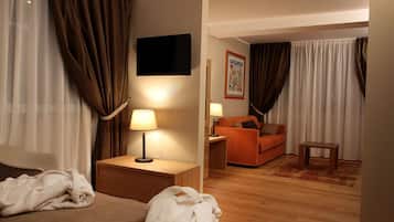 Junior Suite | 1 bedroom, minibar, in-room safe, individually decorated