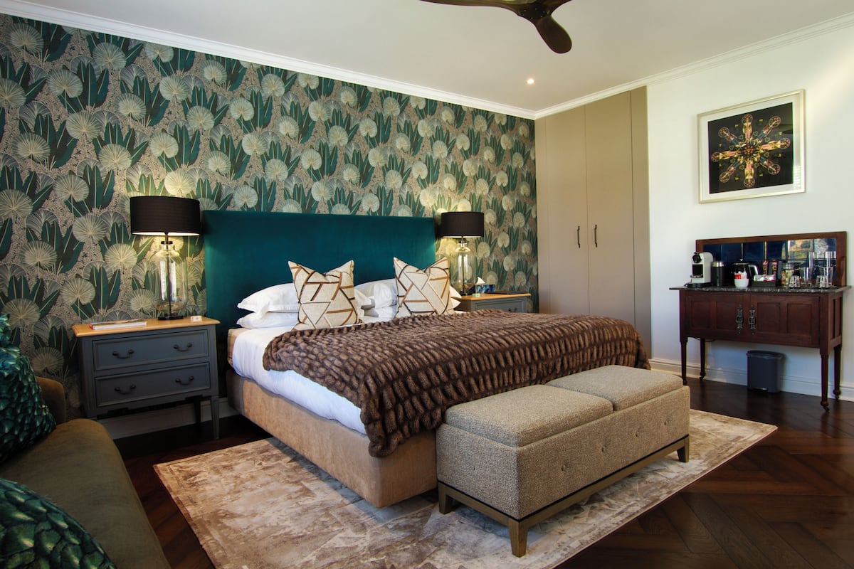 Habitación superior, 1 cama King size, vista al jardín, planta baja | Ropa de cama de alta calidad, edredón y minibar