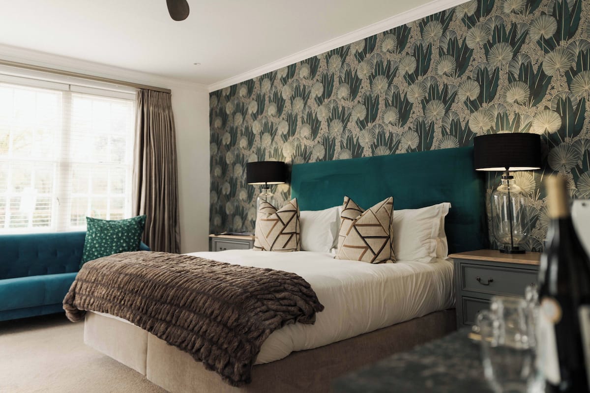 Superior kamer, 1 kingsize bed, uitzicht op tuin, op benedenverdieping | 1 slaapkamer, luxe beddengoed, donzen dekbedden, Tempur Pedic-bedden
