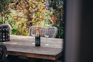 Executive suite, niet-roken, uitzicht op zwembad | Luxe beddengoed, donsdekens, een minibar, een kluis op de kamer