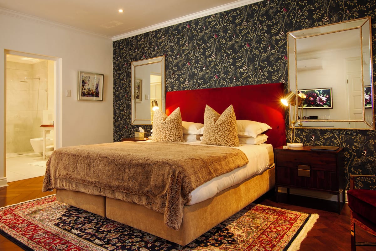 Habitación superior, 1 cama King size | Ropa de cama de alta calidad, edredón y minibar