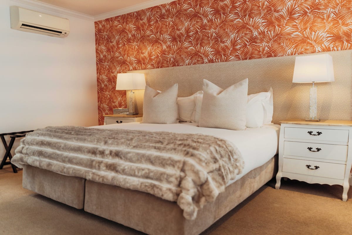 Superior kamer, 1 kingsize bed, uitzicht op binnenplaats | 1 slaapkamer, luxe beddengoed, donzen dekbedden, Tempur Pedic-bedden
