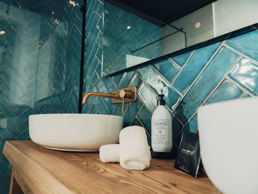 Quarto executivo, para não fumantes, vista para a piscina | Banheiro | Chuveiro, chuveiro com efeito de chuva, produtos de toalete de grife