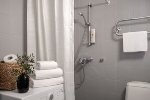 Studio | Bathroom | Shower, free toiletries, hair dryer, towels