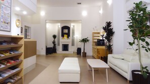 Lobby sitting area - Family Lodge Hatagoya Osakako (Osaka)