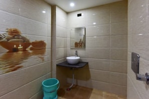 Shower, hydromassage showerhead, towels - Silver Inn (Bhopal)