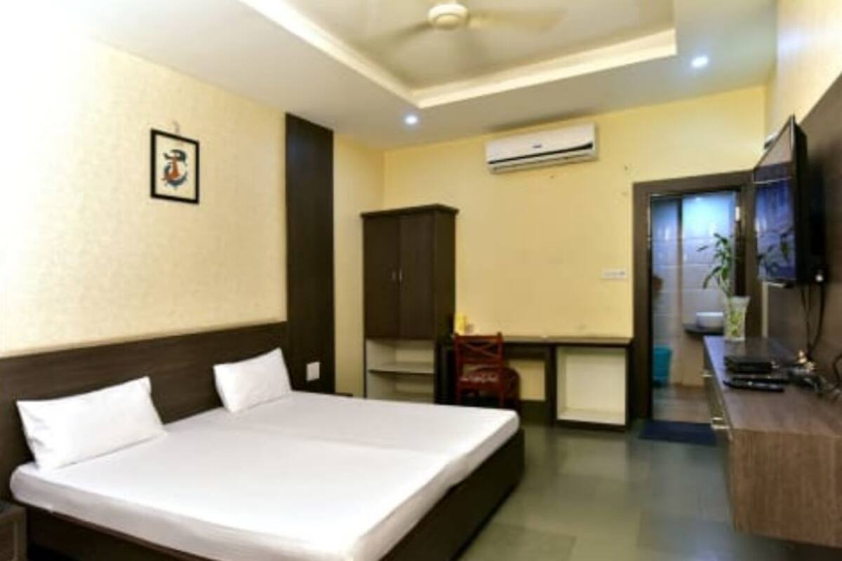 Desk, soundproofing, WiFi (free), bed sheets