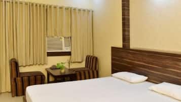 Desk, soundproofing, free WiFi, bed sheets