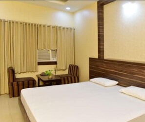 Desk, soundproofing, free WiFi, bed sheets - Silver Inn (Bhopal)