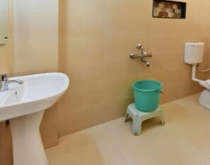 Ducha, cabezal de ducha con hidromasaje, toallas