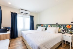 セーフティボックス (室内)、客室ごとに異なる装飾、客室ごとに異なるインテリア、デスク