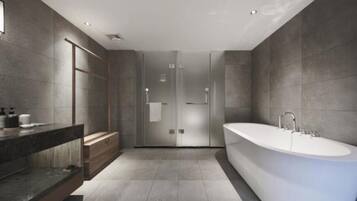 Deluxe Double Room (Mainland China Citizens Only) | Bathroom | Shower, free toiletries, hair dryer, slippers