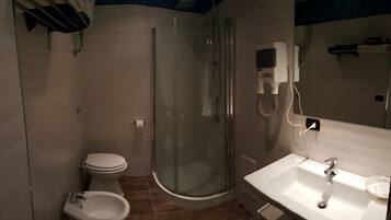 Classic Double Room | Bathroom | Shower, free toiletries, hair dryer, bidet