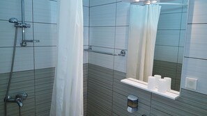 Habitación doble, balcón | Baño | Ducha, secador de pelo, toallas y papel higiénico